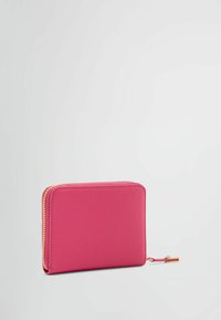 Portafoglio rosa con zip, superficie texturizzata, forma rettangolare, dettagli in metallo dorato e piccola cerniera.