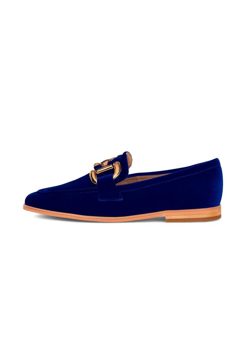 Mocassino in velluto blu navy con suola beige e dettaglio sulla parte superiore in metallo dorato, tacco basso e punta affusolata.