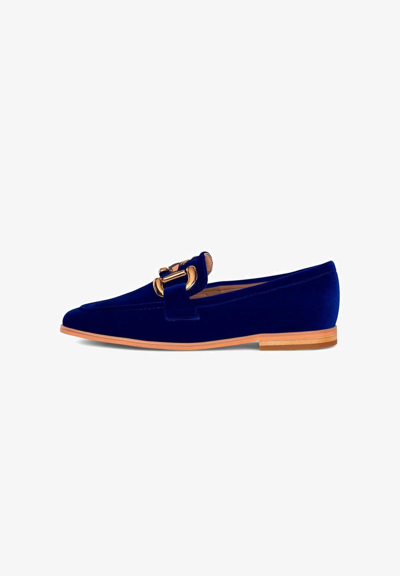 Navyblaue Samtloafers mit tanfarbenem Sohlen und goldfarbener Metallschnalle als Akzent oben, flachem Absatz und spitzem Fuß.