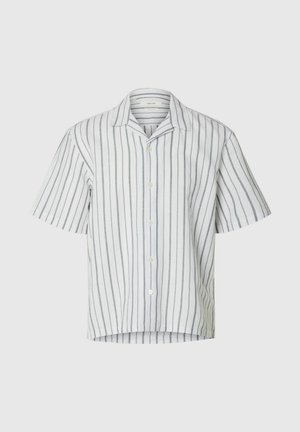 Camisa blanca de manga corta con botones, con finas rayas grises verticales y cuello campestre sobre un fondo liso.