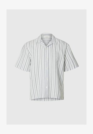 Fehér rövid ujjú, gombolós ing, függőleges vékony szürke csíkokkal és camp gallérral, egyszínű háttéren.