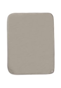 Rechthoekige beige deken van zacht materiaal met een gladde textuur en afgeronde hoeken. Heeft een subtiel merkje in een van de hoeken.