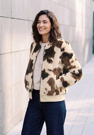 Cecil, FAUX FUR BLOUSON WITH COW PRINT - Blouson bomber - pearl beige