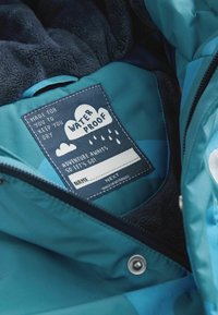 Wodoodporna kurtka z turkusowym wykończeniem, ocieplana polarem, z metką z wzorem chmur, tekstem i polem na personalizację imienia.