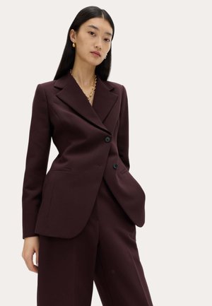 Marlowe blazer in diep bordeauxrood, getailleerde pasvorm met ingesneden revers, twee voorzakken, dubbele knoopsluiting en een gladde textuur.