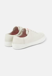 Weiße Leder-Sneaker mit glatter Oberfläche, runder Spitze und weißen Gummisohlen. Mit rotem Branding auf der Zunge und gestickten Akzenten.