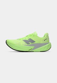 Neon zelena trkačka cipela New Balance s sivim logotipom, debelim amortiziranim đonom označenim "FuelCell" i crnim potplatom.