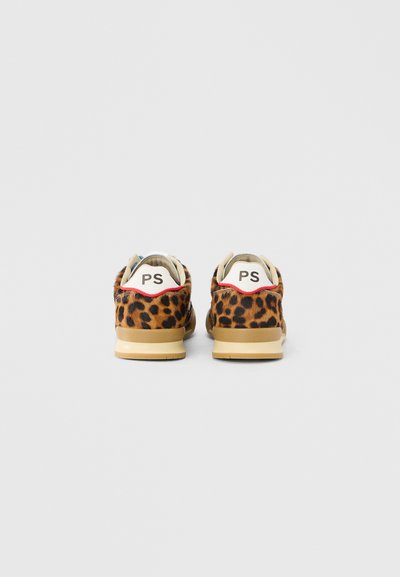 Αθλητικά παπούτσια με σχέδιο λεοπάρδαλης από υλικό με υφή γούνας, μπεζ λεπτομέρειες και ταμπά λαστιχένια σόλα, με λογότυπο στη φτέρνα.