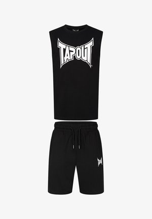 Fekete ujjatlan felső és nadrág szett, pamutból készült. A felső elején egy nagy fehér "TAPOUT" logó található, a nadrág elasztikus derékkal rendelkezik.
