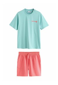 T-shirt bleu clair à manches courtes avec texte orange, assorti à un short corail à carreaux avec taille élastique.