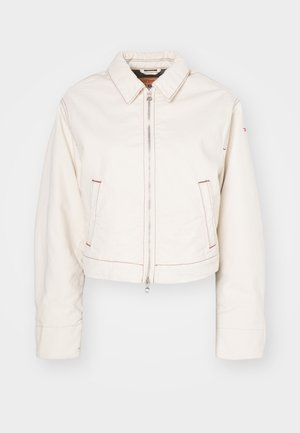 Chaqueta de mezclilla blanca corta con cremallera frontal, dos bolsillos laterales, detalles en hilo rojo y diseño de cuello clásico.