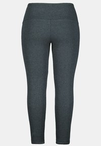 Donkergrijze, fitted leggings met een brede, hoge tailleband. Gemaakt van zachte, rekbare stof met een gladde textuur. Geen zichtbare naden of zakken.
