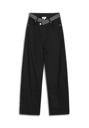 Zwarte spijkerbroek met een wijd uitlopende pijp en een gesp met studs, voorzien van zakken aan de voorkant en een knoopsluiting.