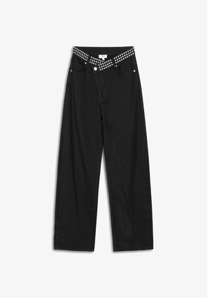 Zwarte spijkerbroek met een wijd uitlopende pijp en een gesp met studs, voorzien van zakken aan de voorkant en een knoopsluiting.