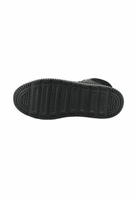 Suola di sneaker nera in gomma con una superficie testurizzata, caratterizzata da scanalature orizzontali e verticali per una migliore aderenza e flessibilità.