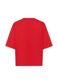 Piros, nagyméretű, rövid ujjú póló, a nyak mögötti rész közepén egy kis, diszkrét logóval.