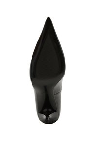 Stivale nero con tacco a stiletto, punta affusolata, finitura liscia e suola in gomma testurizzata. Presenta un design elegante e un logo minimalista.