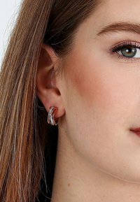 FAVS Örhänge - tofarvet