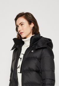 Calvin Klein Jeans ARCHETYPE SHORT PUFFER - Dūnu jaka - black