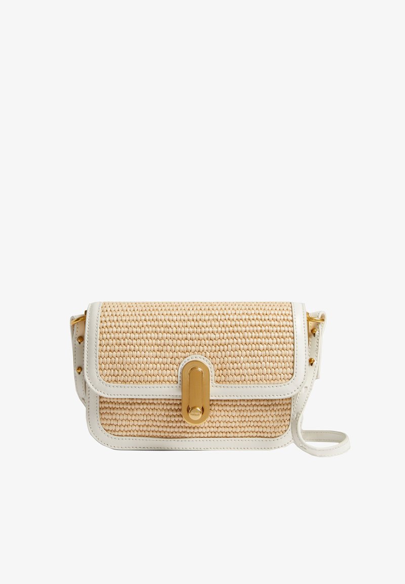 Bolso de paja trenzada en tono marrón con detalles en cuero sintético blanco, herrajes dorados y cierre de solapa. Incluye una correa para el hombro desmontable.