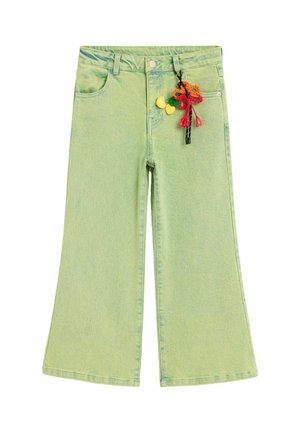 Lysegrønne vidde jeans med forlommer og en farverig vævet blomsternøglering fastgjort nær den højre lomme.