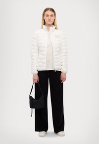 EA7 Emporio Armani Zimska jakna - white