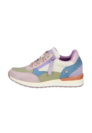 Zapatilla multicolor con una combinación de materiales de ante en verde, lila, azul y beige. Cuenta con una suela acolchada y cordones en la parte delantera.