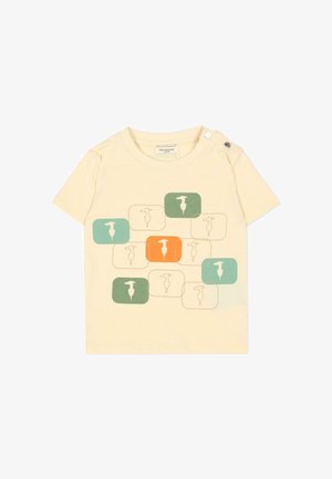 T-shirt crème pour tout-petit avec col rond, pressions aux épaules et blocs verts, orange et beige avec des silhouettes d'oiseaux à l'avant.