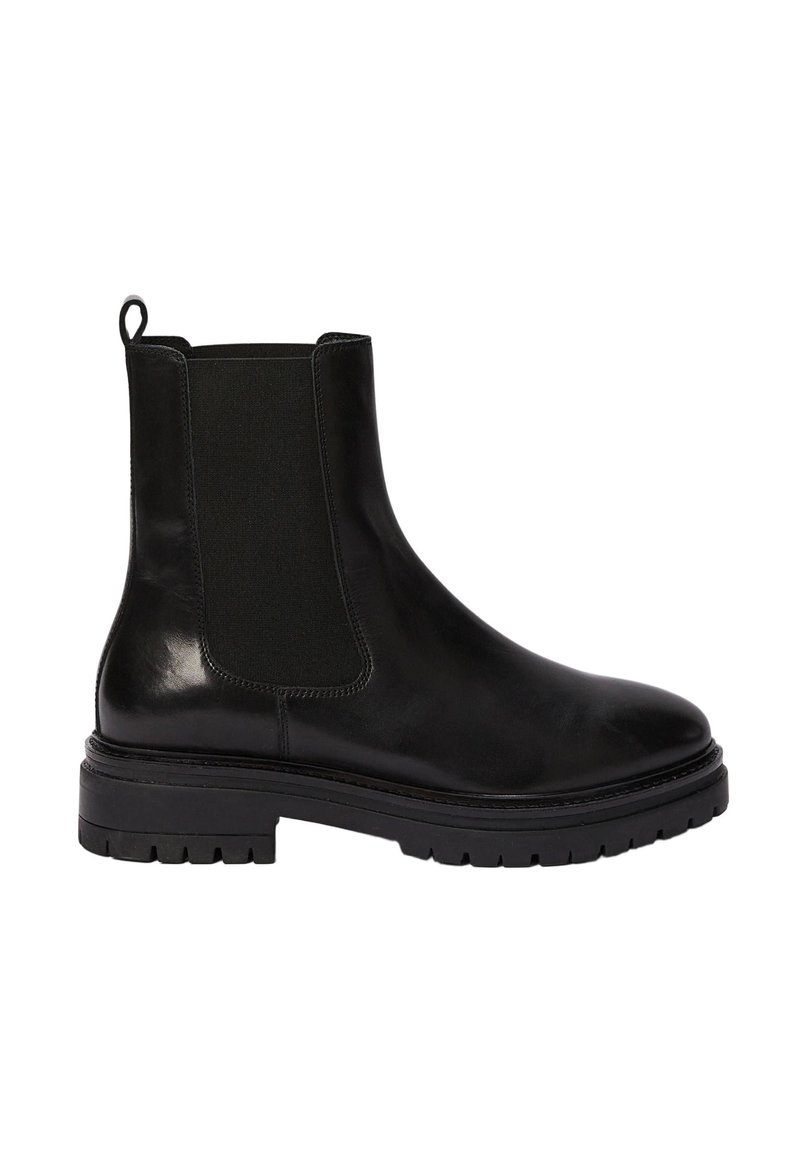 Bottines Chelsea en cuir noir avec panneaux élastiques latéraux, bout arrondi, semelle en caoutchouc épaisse et tirette à l'arrière. Texture lisse et détails minimalistes.