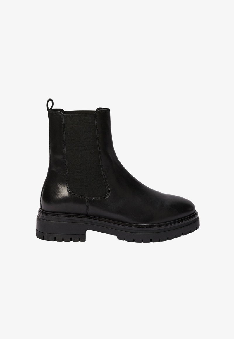 Bottines Chelsea en cuir noir avec panneaux élastiques latéraux, bout arrondi, semelle en caoutchouc épaisse et tirette à l'arrière. Texture lisse et détails minimalistes.