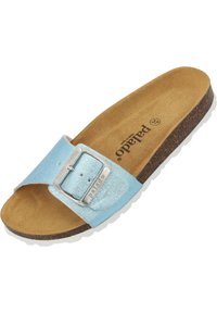 Sandal in tessuto blu con fibbia argentata, soletta in sughero e suola in gomma bianca. L'interno è texturizzato con una finitura morbida.