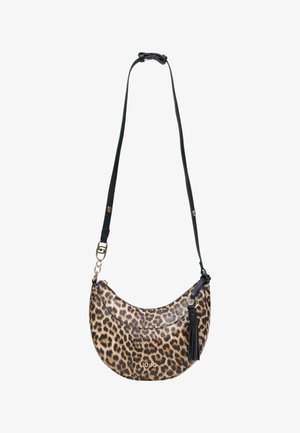 Bolso bandolera de media luna con estampado de leopardo, correa ajustable negra, herrajes dorados y detalle de borla negra en el tirador de la cremallera.