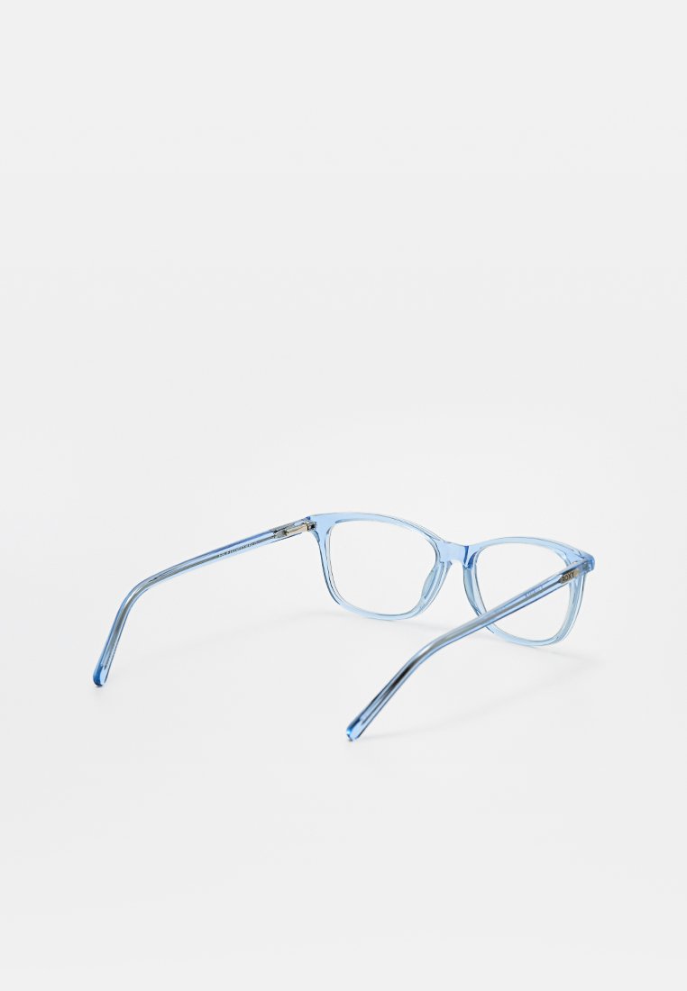 Gafas de lectura rectangulares azul claro con montura de plástico transparente. Presentan patas delgadas y un acabado suave y brillante.