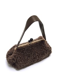 Borsa a tracolla in camoscio marrone con una tracolla in pelle marrone, chiusura dorata e dettagli in perline nere. Forma compatta e rettangolare.