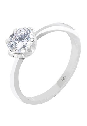 Silberner Ring mit einem polierten Band, das einen großen runden, klaren Edelstein in einer sechszackigen Fassung zeigt. Innen im Band mit "925" gekennzeichnet.