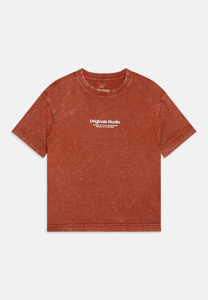 Rdzawy t-shirt z krótkim rękawem, wykonany z miękkiej tkaniny, z prążkowanym okrągłym dekoltem, z białym logo "Originals Studio" z przodu.