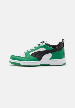 Grüne und weiße Sneakers mit schwarzen Akzenten, ausgestattet mit einem strukturierten Lederoberteil, perforierter Zehenpartie und einer weißen Gummisohle.