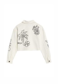 Chaqueta beige recortada con arte lineal negro de palmeras y diseños florales en la parte trasera y en las mangas. Puños con botones y cuello puntiagudo.