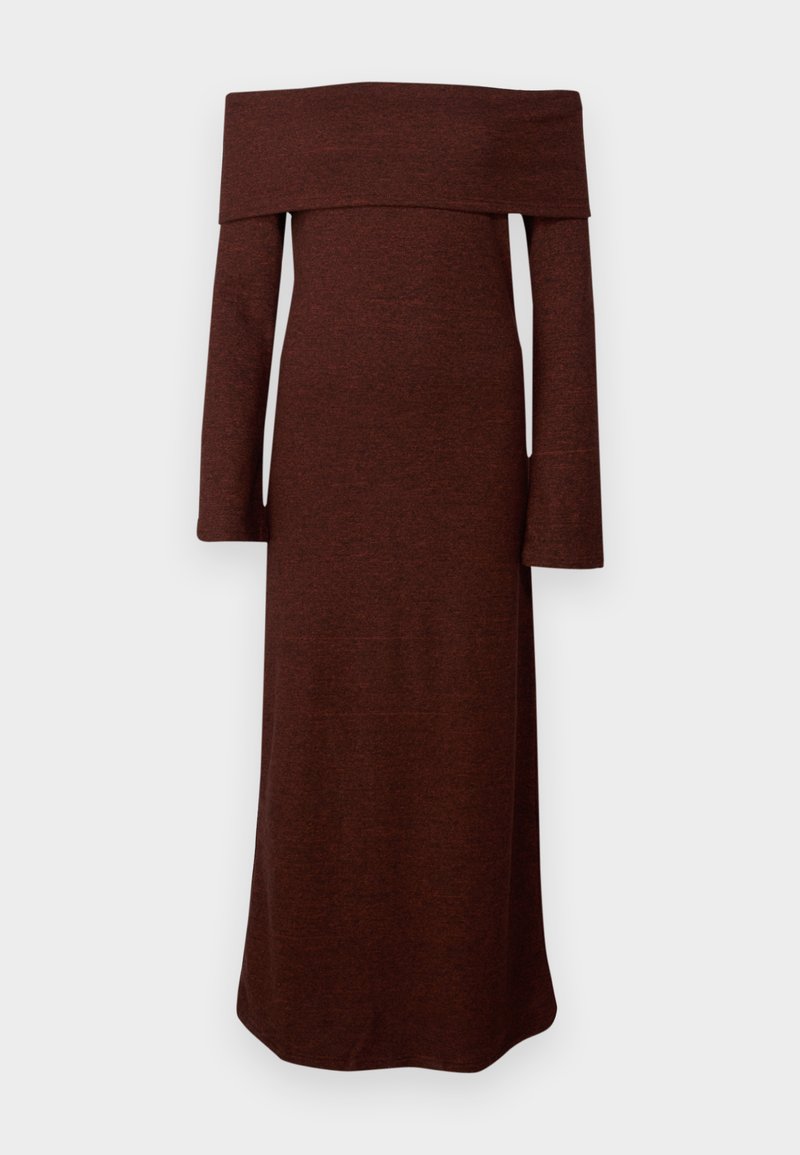 Vestido marrón, con los hombros al aire, de manga larga, hecho de una tela texturizada; corpiño ajustado que se extiende en una falda recta por debajo de la rodilla.