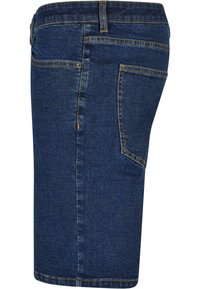 Shorts en denim bleu foncé avec une coupe au genou, présentant un design traditionnel à cinq poches, des accents de couture visibles et une taille.