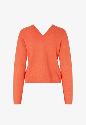 Koralno oranžen pleteni pulover z dolgimi rokavi in V-izrezom, položen na ravno belo ozadje.