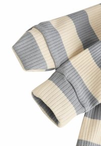 Stribede, ribbede sweaterærmer i lys beige og grå. Har design med tætsiddende manchetter, der fremhæver skiftende vandrette striber.