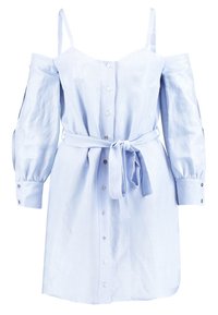 Abito azzurro chiaro off-the-shoulder con maniche lunghe, chiusura con bottoni sul davanti e cintura da annodare in vita; realizzato in un tessuto morbido e liscio con una leggera lucentezza.