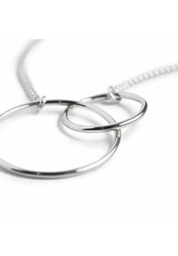 Collar de plata que presenta dos colgantes circulares entrelazados de diferentes tamaños, con una cadena texturizada. Acabado suave y pulido.