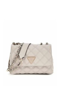 Sac à main matelassé gris clair avec un logo triangulaire, une bandoulière en chaîne et une texture en cuir lisse comportant des détails de couture décoratifs.