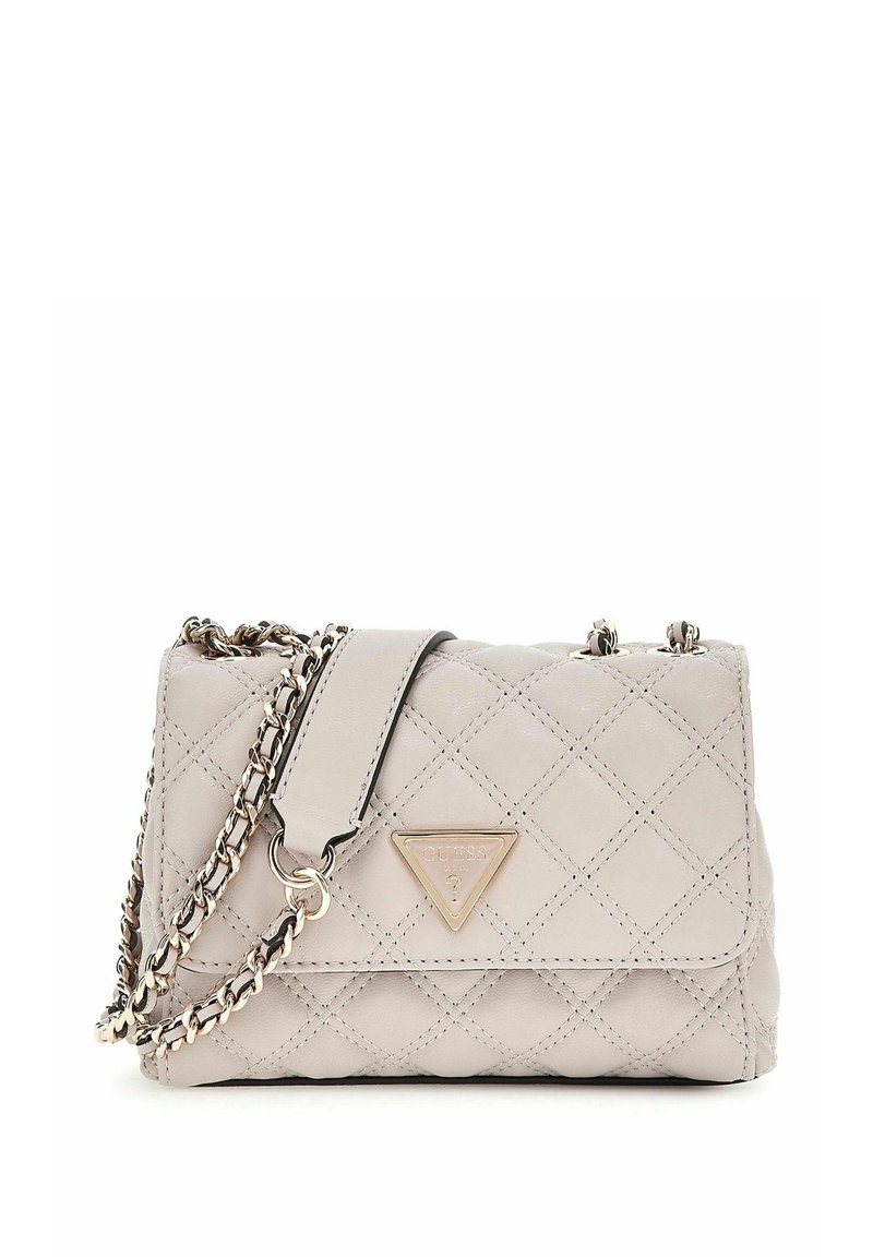 Sac à main matelassé gris clair avec un logo triangulaire, une bandoulière en chaîne et une texture en cuir lisse comportant des détails de couture décoratifs.