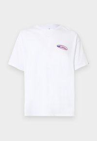 Λευκό κοντομάνικο μπλουζάκι με ένα μικρό οβάλ ροζ και μπλε λογότυπο στο αριστερό στήθος, τοποθετημένο σε απλό ανοιχτό φόντο.