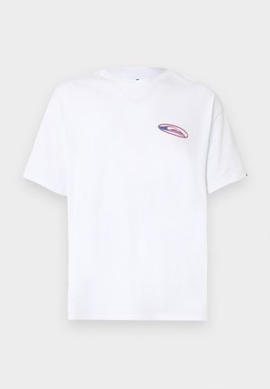 Witte T-shirt met korte mouwen en een klein ovaalvormig roze en blauw logo op de linkerborst, afgebeeld tegen een effen lichte achtergrond.