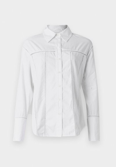 Balta ilgomis rankovėmis marškiniai, pagaminti iš medvilnės, su saga užsegimu priekyje, turintys vertikalius išpjovimo akcentus šonuose ir klasikinį apykaklę.