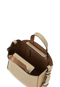 Beige ādas rokassoma ar strukturētu dizainu, iekšpusē brūna, ar rāvējslēdzēja kabatu un ieembossētu logotipa detaļu. Iekļauts regulējams siksniņa.